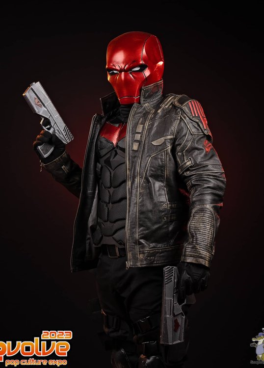 Sci fi cosplay performer